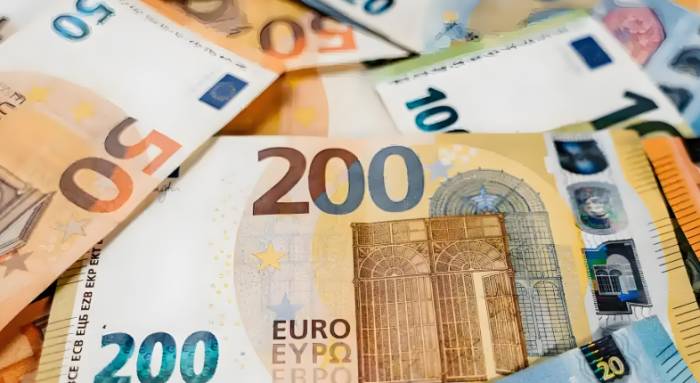 Eurozone Services PMI Falls Below Growth Threshold